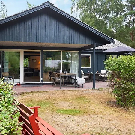 7 Person In Aakirkeby *